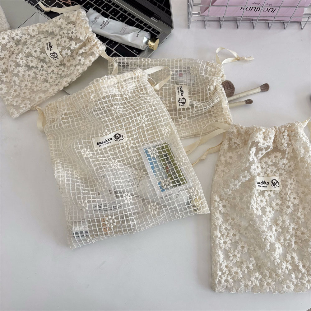 Kant geborduurde Daisy Mesh ma - Makeup Organizer recensie en prijs