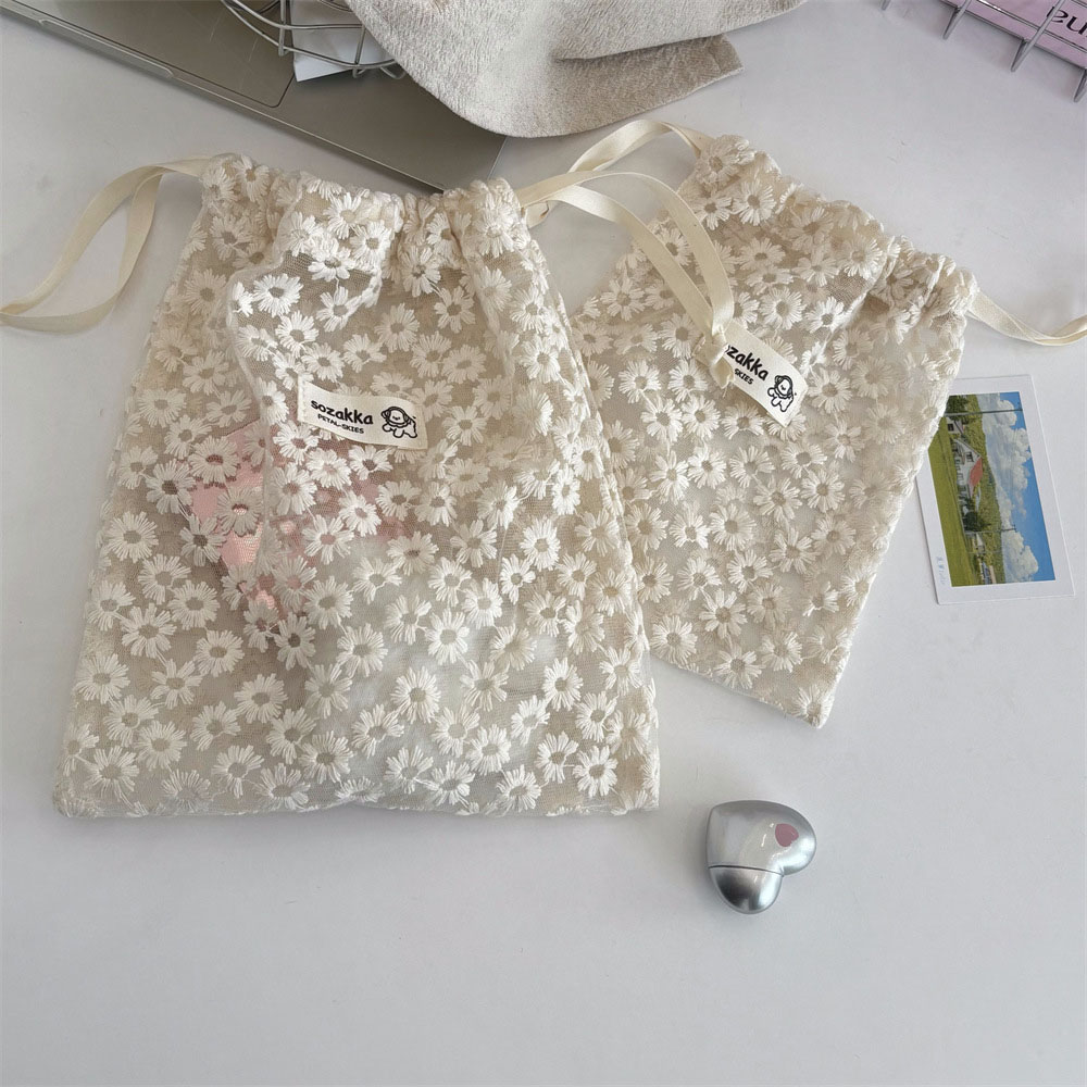 Kant geborduurde Daisy Mesh ma - Makeup Organizer recensie en prijs